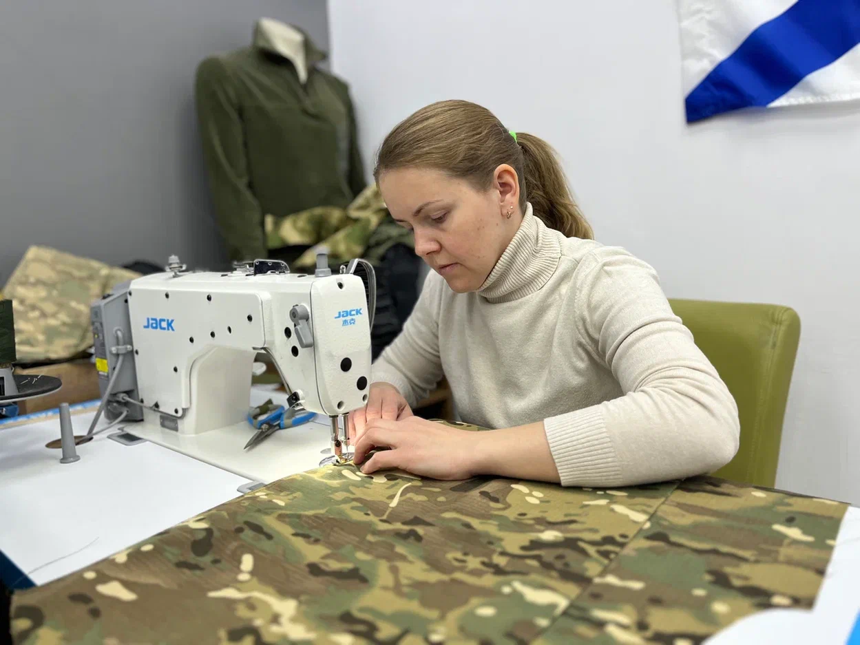 Олег Кувшинников передал волонтерам ткань для пошива тактических костюмов вологодским бойцам СВО.