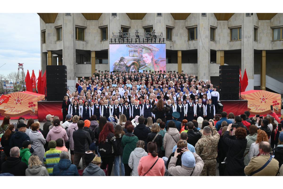 Хоровые коллективы Череповца поздравили жителей города с 79-летней годовщиной Победы в Великой Отечественной войне.